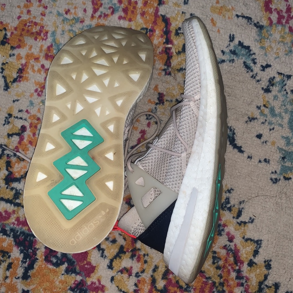 Adidas tennis shoes - Picture 4 of 4